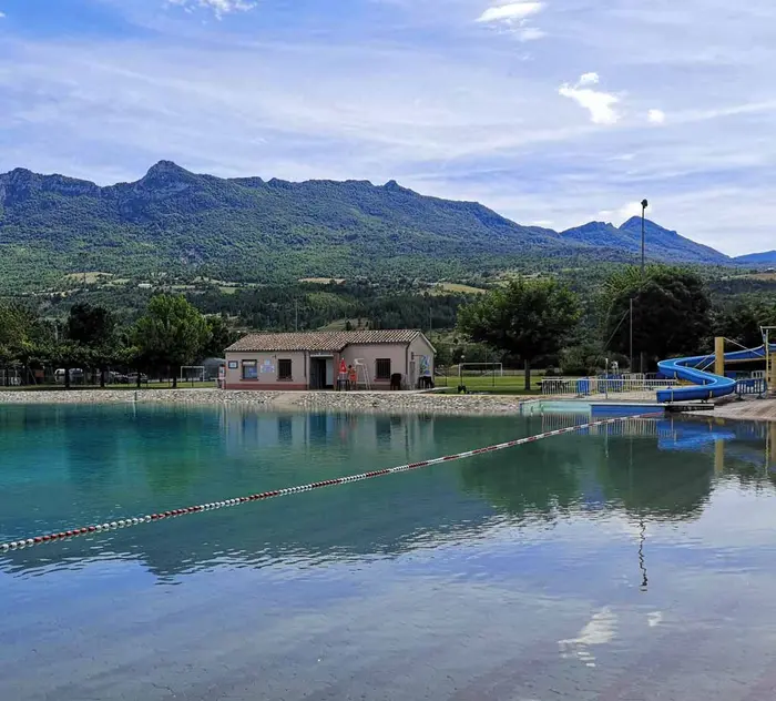 Baignade entre piscine et plan d'eau