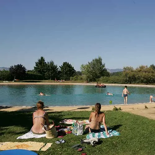 Baignade entre piscine et plan d'eau