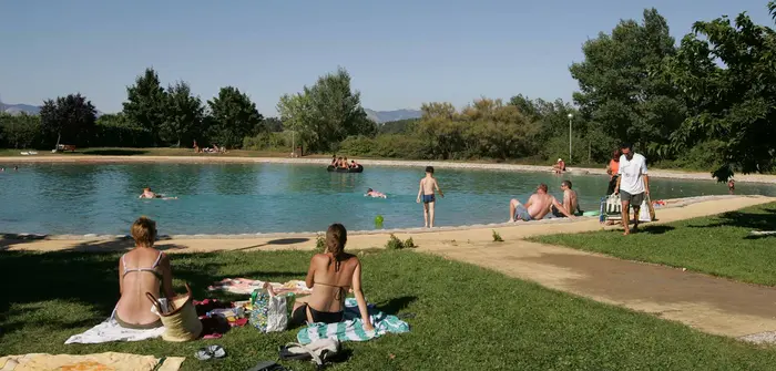 Baignade entre piscine et plan d'eau