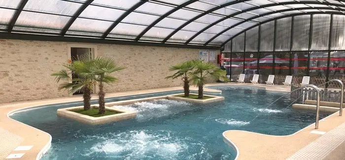 Une baignade couverte avec coin balnéo