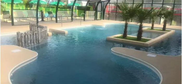 Une baignade couverte avec coin balnéo