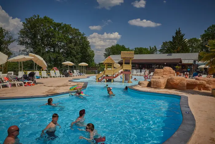 Deux piscines et jeux d'eau