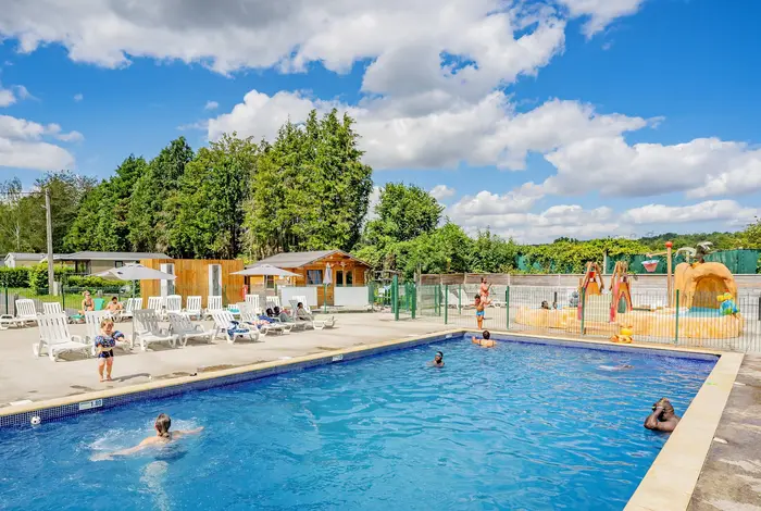 Deux piscines et jeux d'eau
