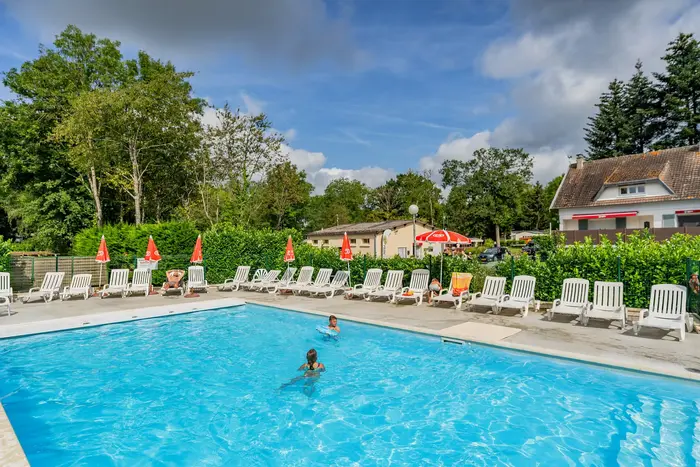 Deux piscines et jeux d'eau