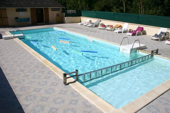 Une piscine avec deux bassins