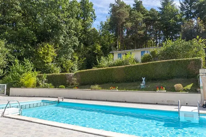 Une piscine avec deux bassins