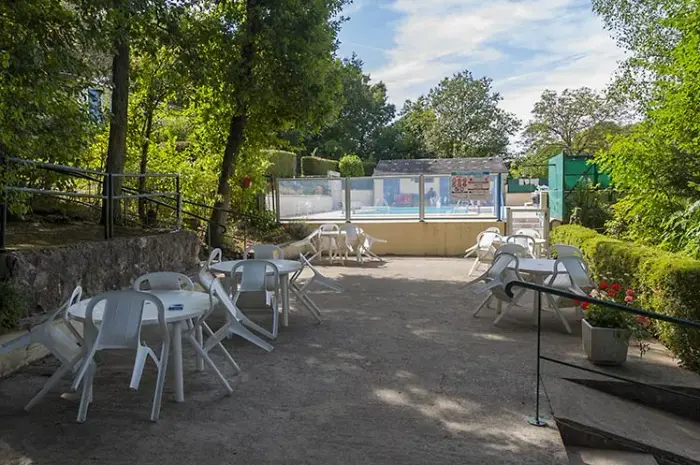 Une piscine avec deux bassins