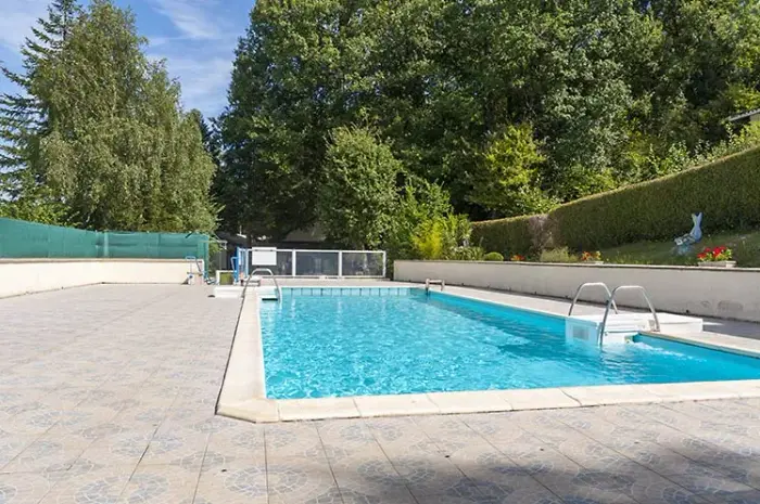 Une piscine avec deux bassins
