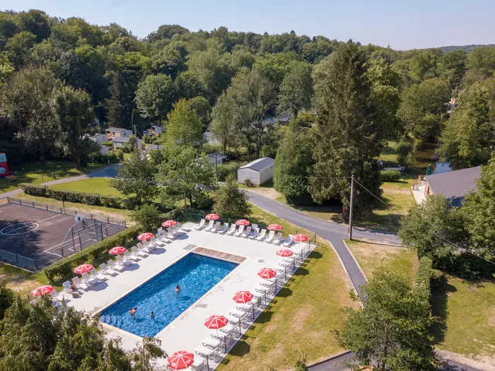 Une baignade chauffée avec pataugeoire