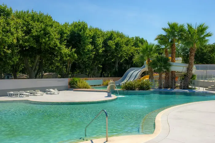Deux piscines et des glissades en saison