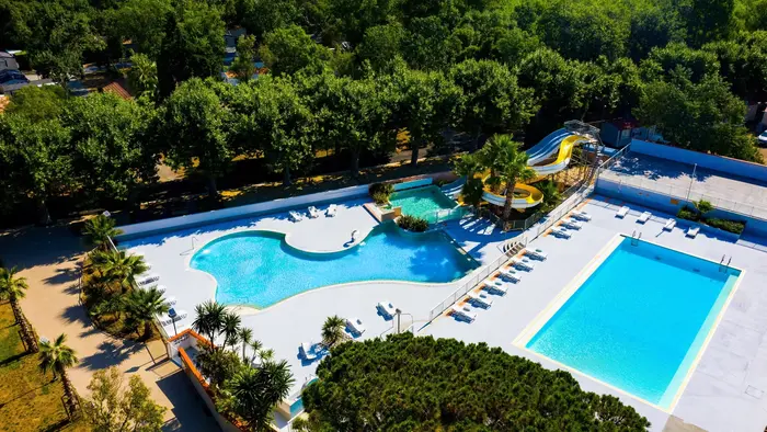Deux piscines et des glissades en saison