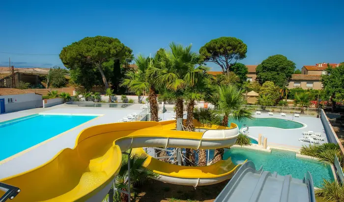 Deux piscines et des glissades en saison