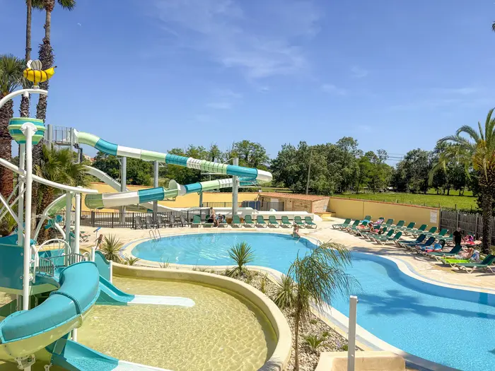 Une piscine de plein air avec glisse