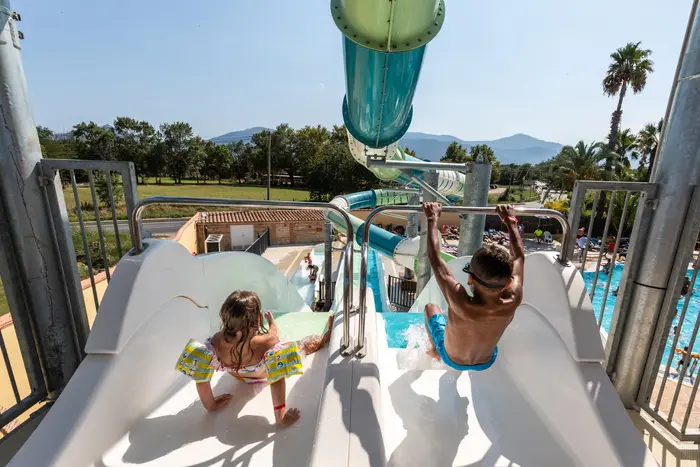 Une piscine de plein air avec glisse
