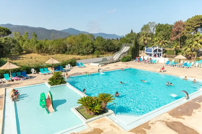 Une piscine de plein air avec glisse
