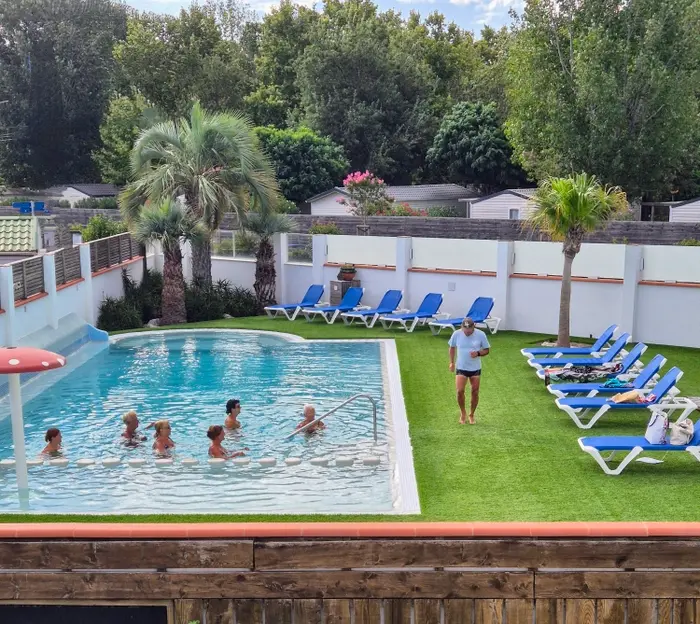 Piscine chauffée et bain à remous