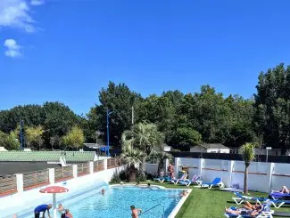 Piscine chauffée et bain à remous
