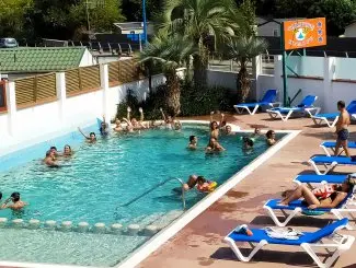 Piscine chauffée et bain à remous