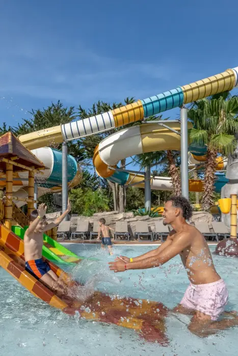 Un grand parc aquatique en bord de mer