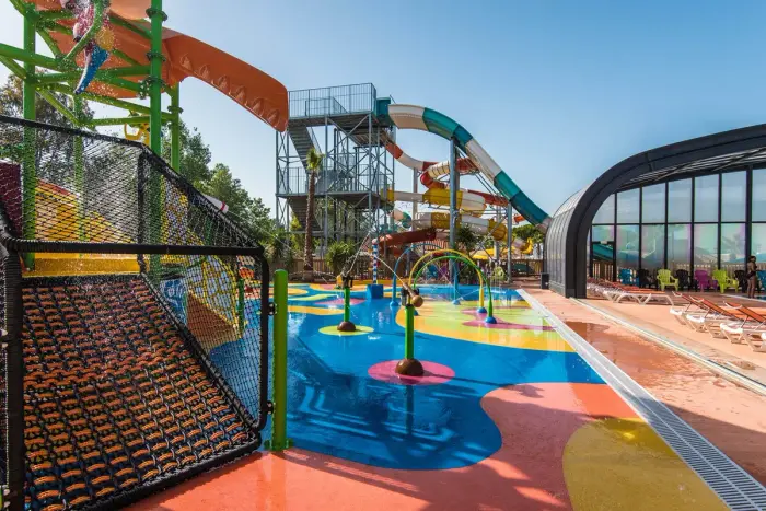 Un parc aquatique chauffé toute la saison