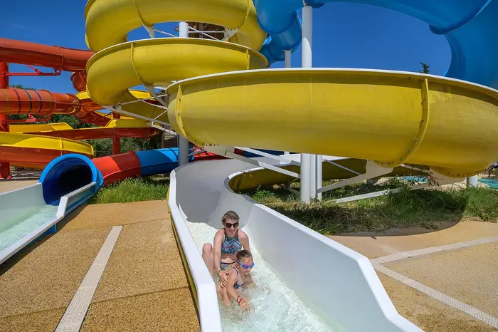 Deux piscines chauffées et des toboggans
