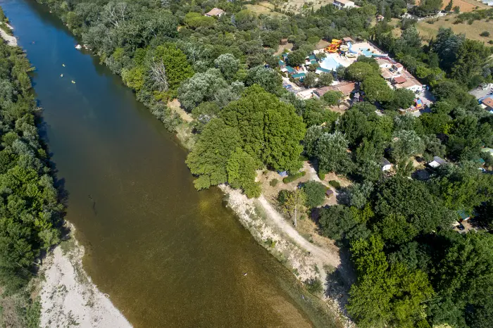 Deux piscines chauffées et des toboggans