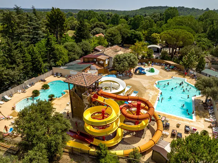 Deux piscines chauffées et des toboggans
