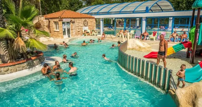 Deux bassins et toboggans sous les palmiers