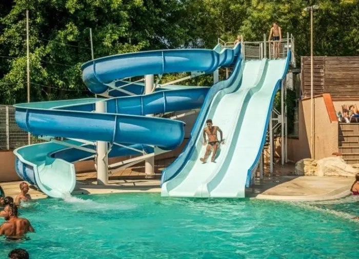 Deux bassins et toboggans sous les palmiers