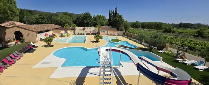 Baignade chauffée avec toboggan et pataugeoire