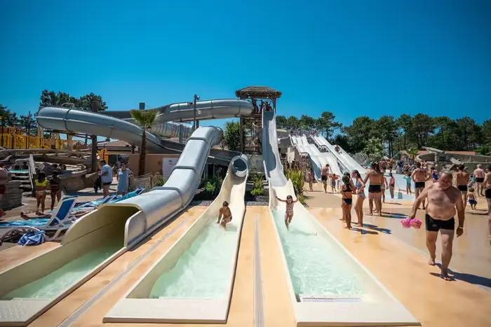 Jeux d'eau et glisse côté enfants