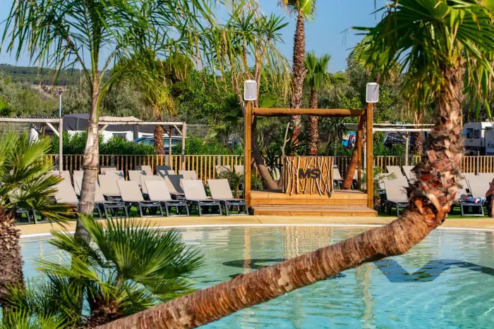 Une piscine chauffée avec toboggans