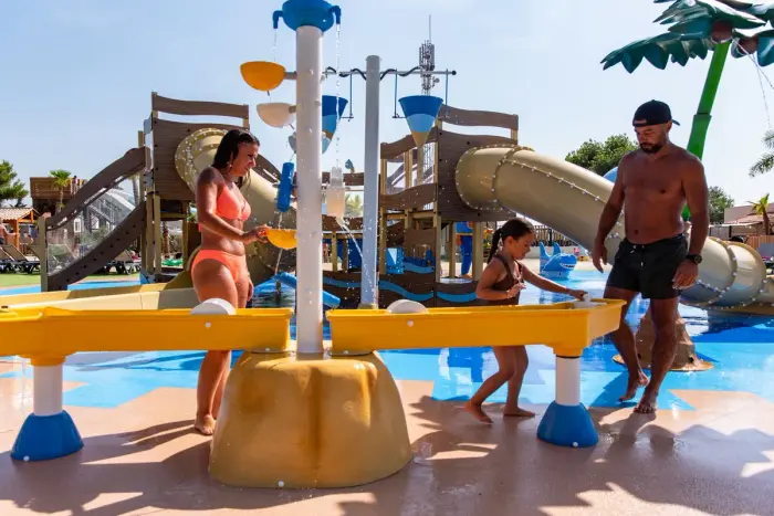 Une piscine chauffée avec toboggans