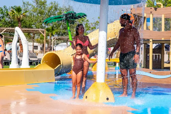 Une piscine chauffée avec toboggans