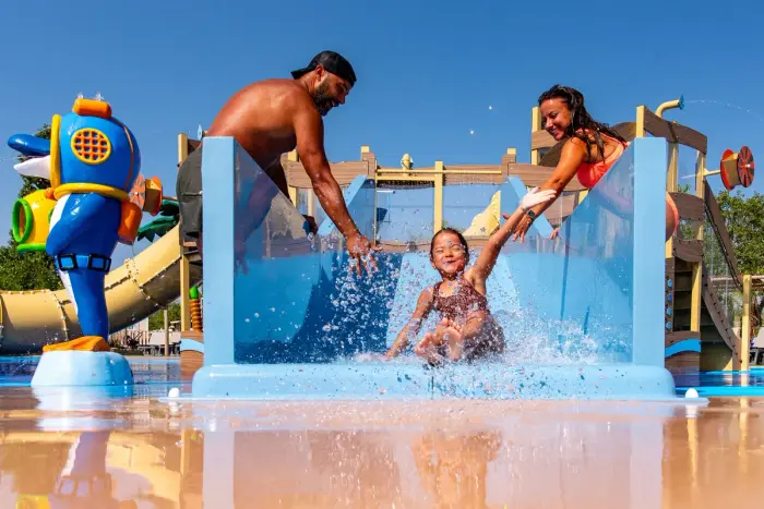 Une piscine chauffée avec toboggans