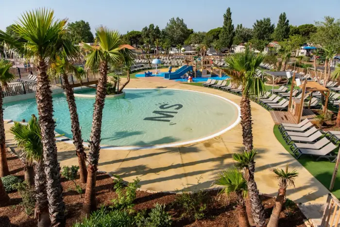 Une piscine chauffée avec toboggans