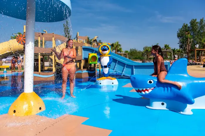 Une piscine chauffée avec toboggans