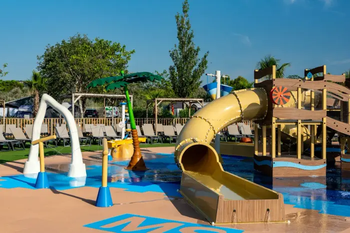 Une piscine chauffée avec toboggans