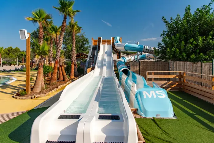 Une piscine chauffée avec toboggans
