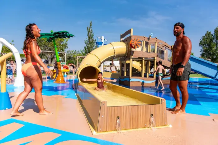 Une piscine chauffée avec toboggans