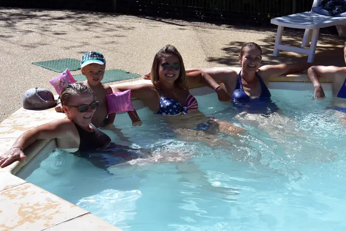 Piscine d'été et pataugeoire sur place