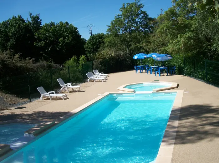 Piscine d'été et pataugeoire sur place
