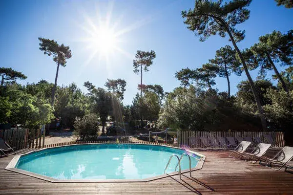 Des bassins extérieurs sous les pins