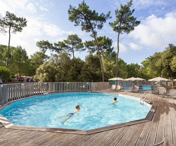 Des bassins extérieurs sous les pins
