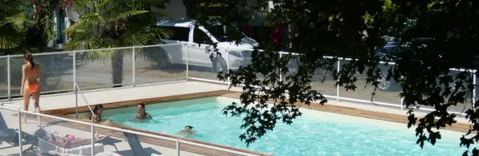Une piscine chauffée en haute saison