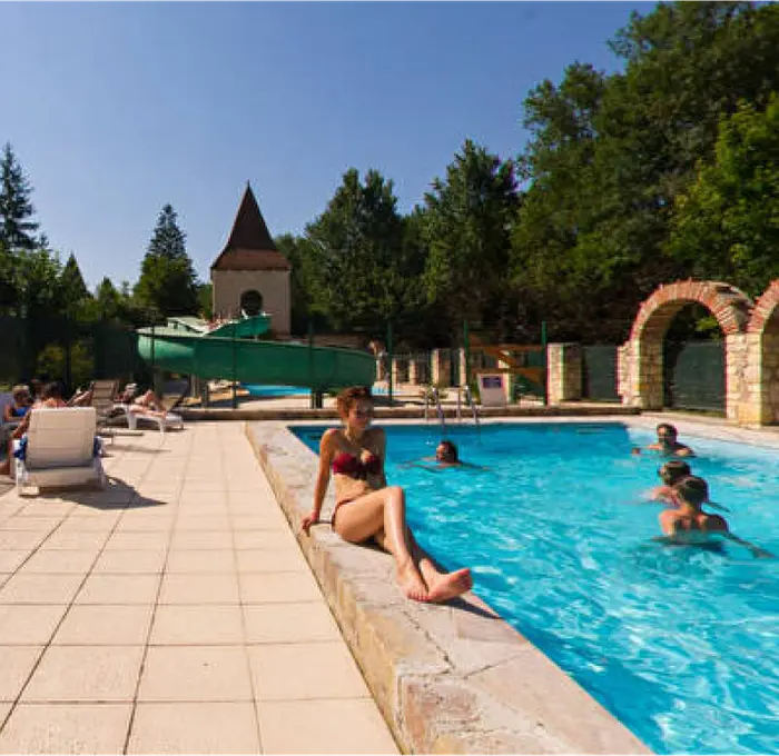 Deux piscines et un toboggan d'été
