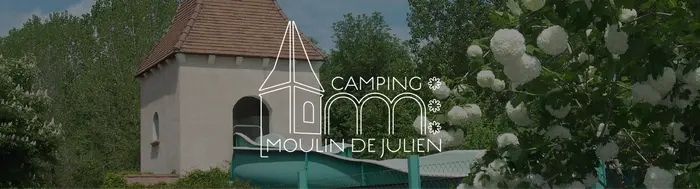 Deux piscines et un toboggan d'été