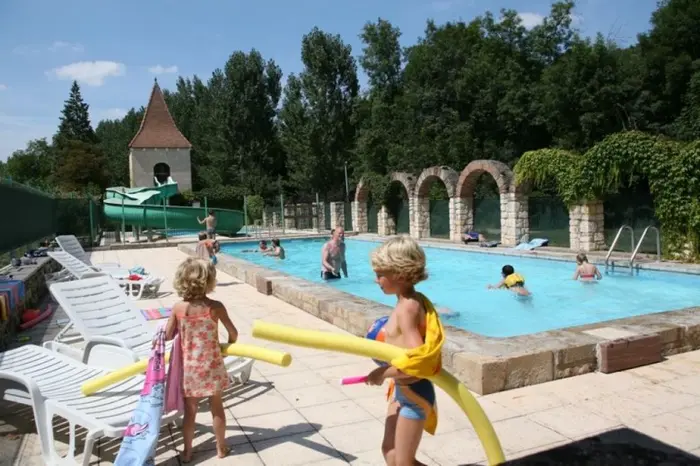 Deux piscines et un toboggan d'été