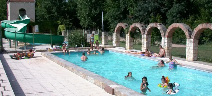 Deux piscines et un toboggan d'été