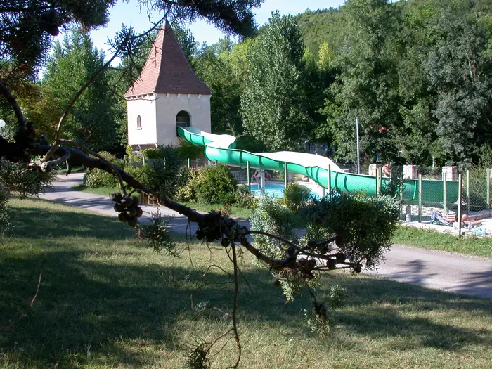 Deux piscines et un toboggan d'été